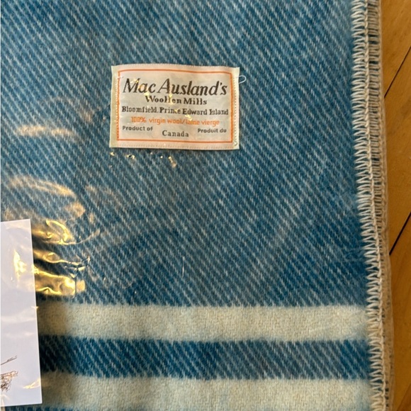 MacAusland Woollen Mills throw blanket - Picture 3 of 5